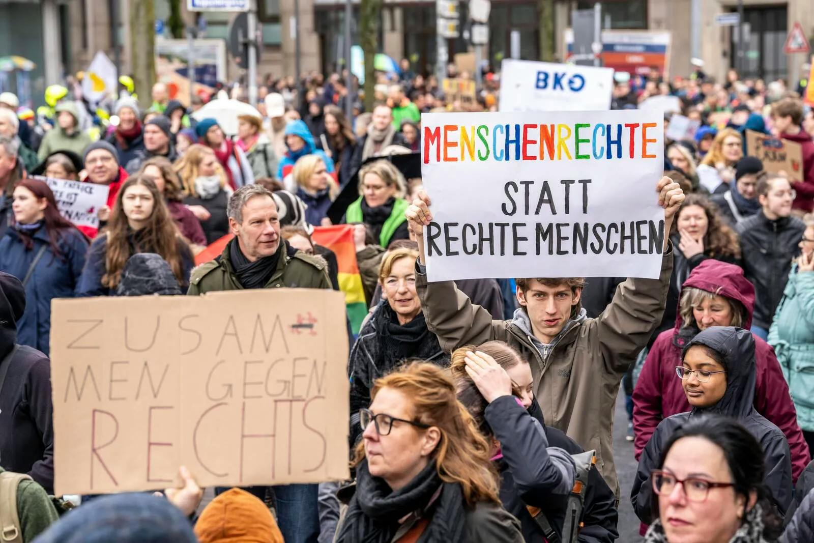Studie belegt: „Demos gegen rechts“ von Linken und Grünen dominiert