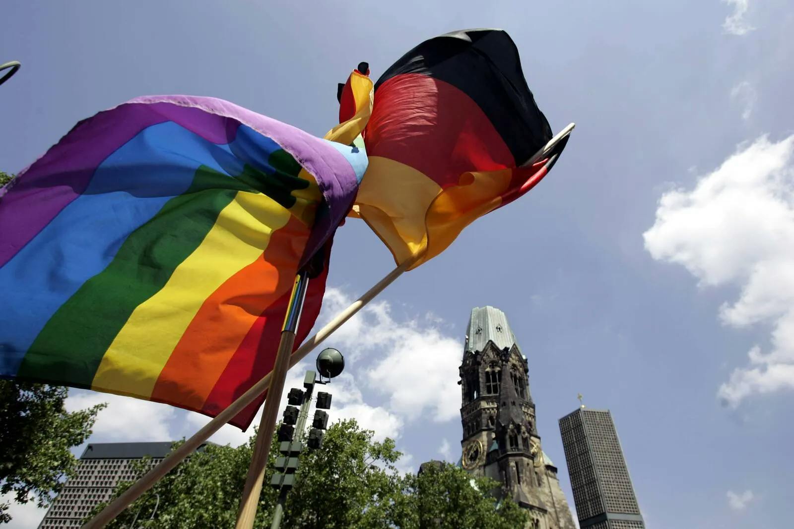 Niedersachsen: Deutschlandfahnen für Polizei verboten, Regenbogenflaggen aber erlaubt