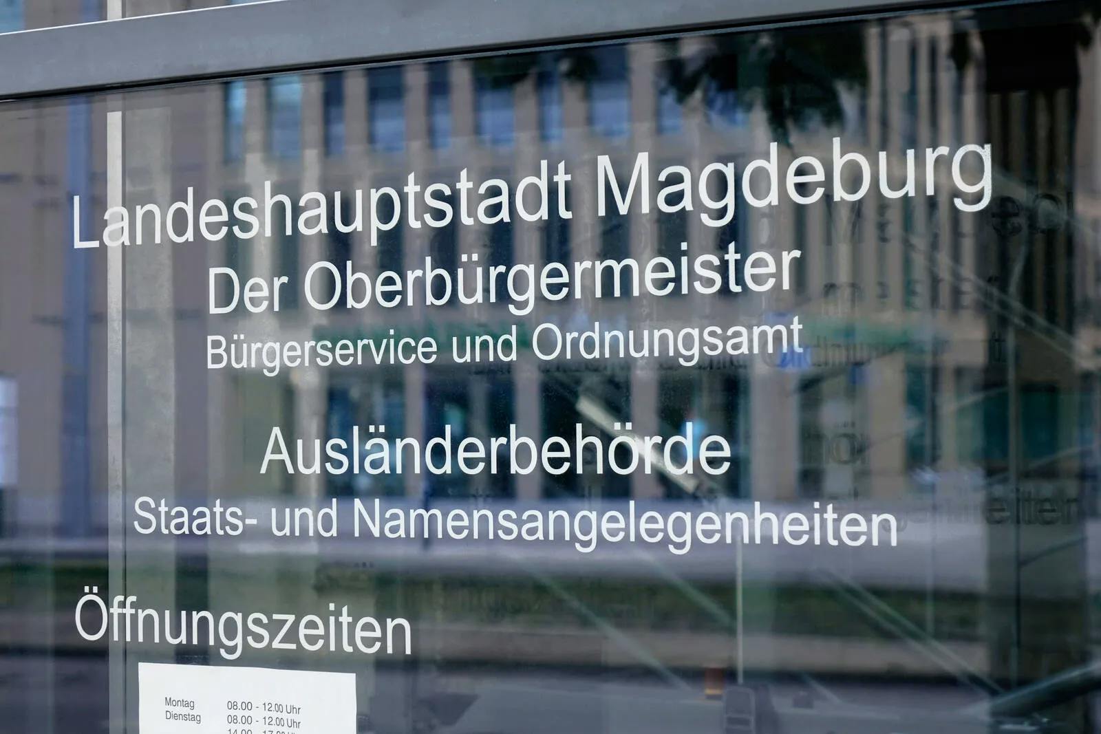 Ausländerbehörde Magdeburg: Migrant droht mit Maschinenpistole 
