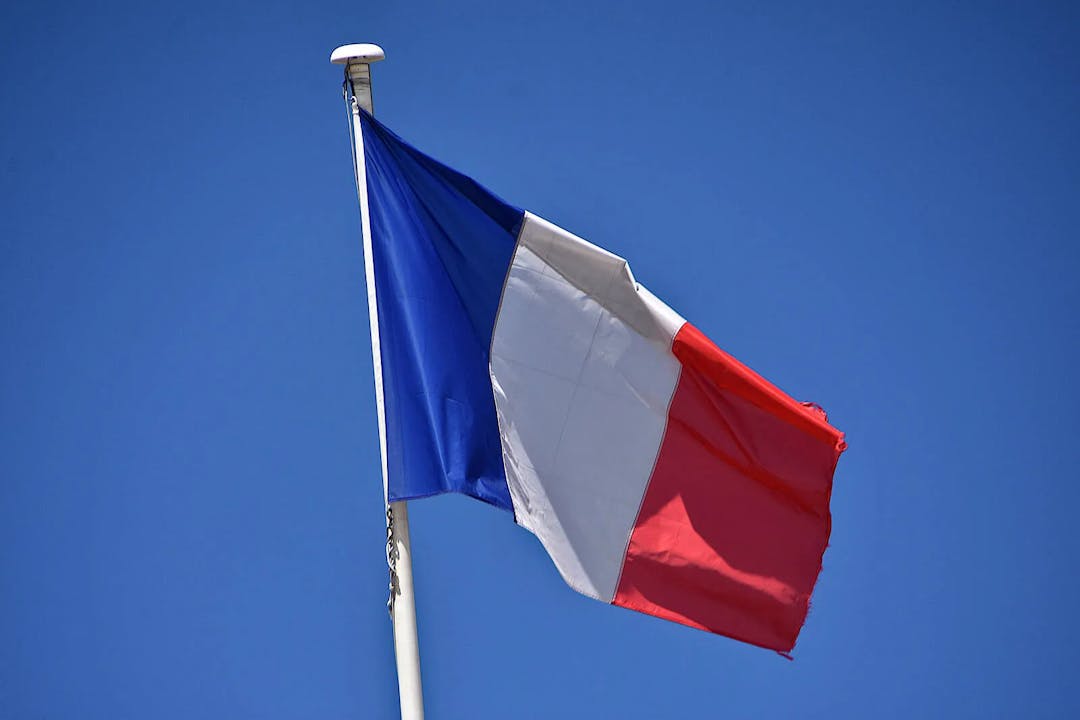 Frankreich: Rechtslastiger Sender C8 muss Macron-freundlichem Sender weichen