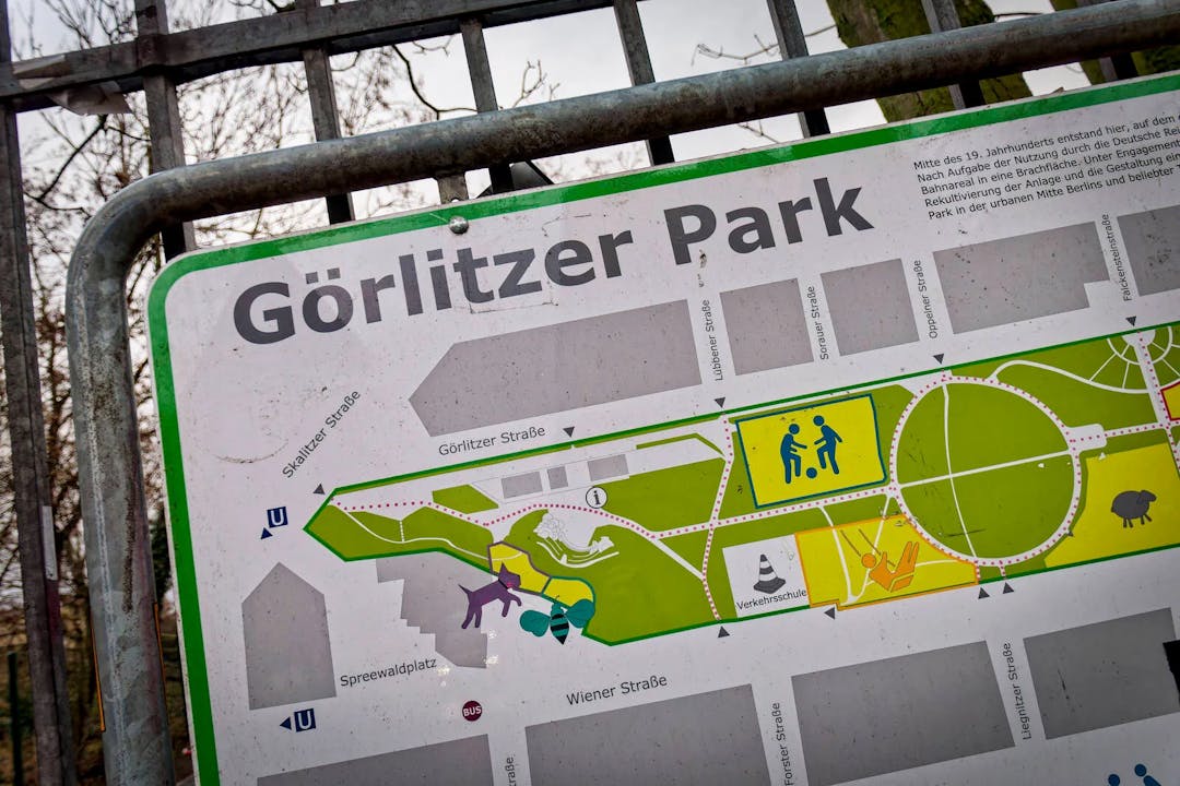 Frau berichtet von Überfall in Berliner Park – Handy-Räuber stellte widerliche Forderung