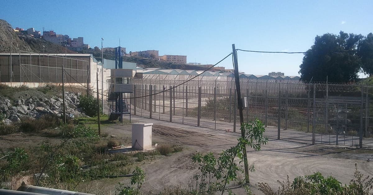 Ceuta: Migranten greifen Beamte mit Fäkalien und Flammenwerfern an