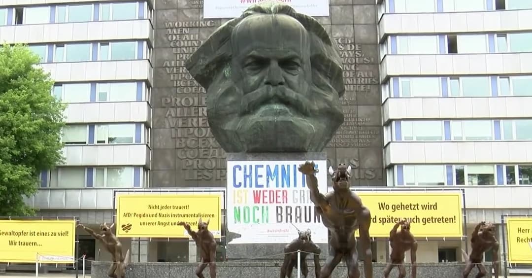 Chemnitz: Wolfsfiguren zeigen Hitlergruß