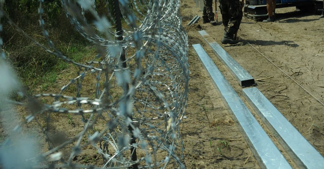 Migranten wollten Polizeiabsperrungen durchbrechen und über die Grenze