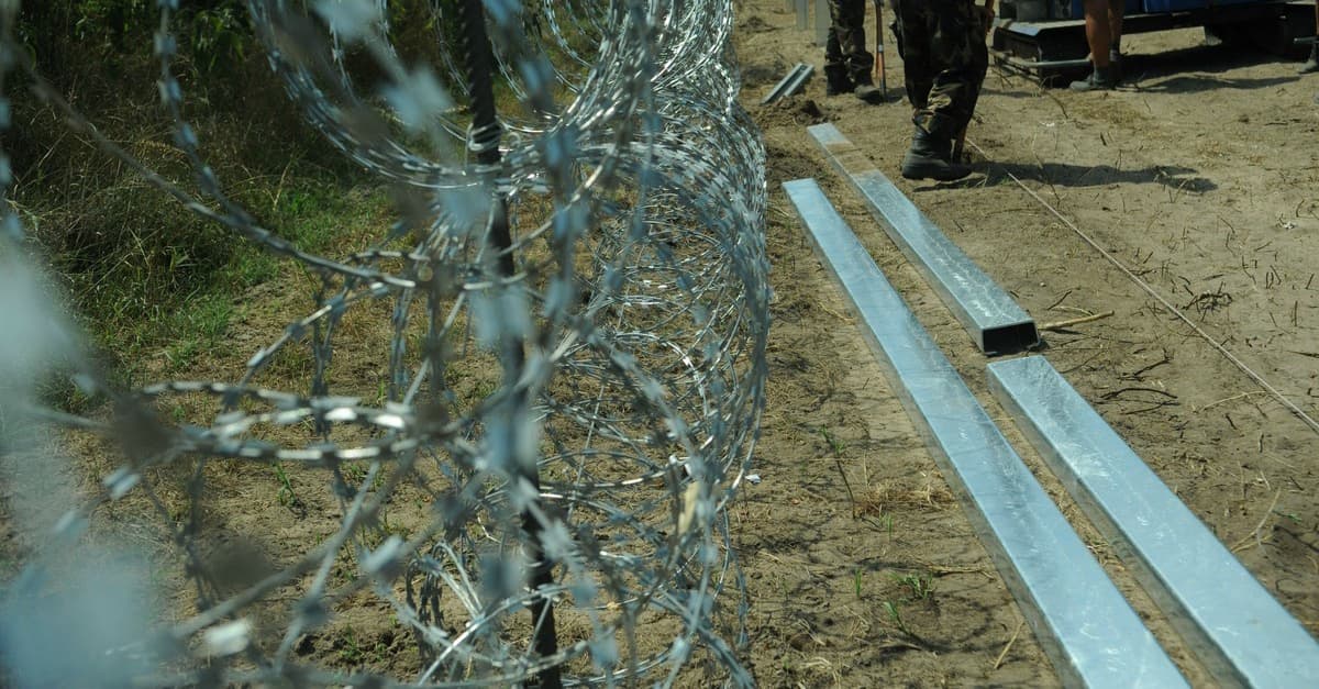 Migranten wollten Polizeiabsperrungen durchbrechen und über die Grenze