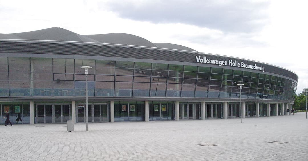 Während AfD-Parteitag: Volkswagen-Schriftzug an Halle wird abgedeckt