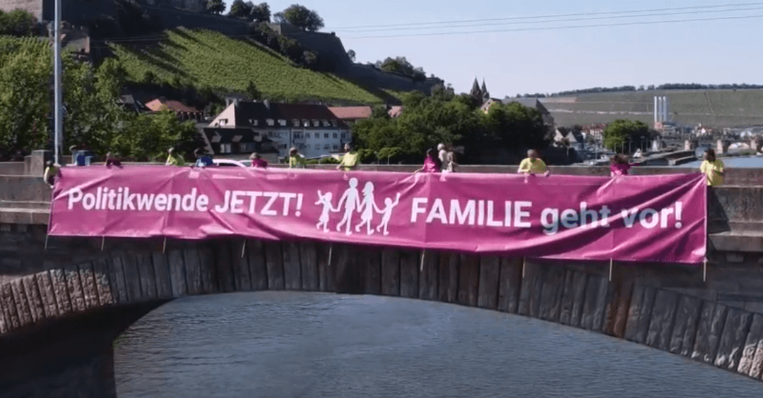 „Familie geht vor“: Bündnis fordert Politikwende