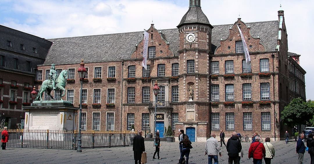 Düsseldorf beschließt Bau von LSBT-Denkmal am Rheinufer
