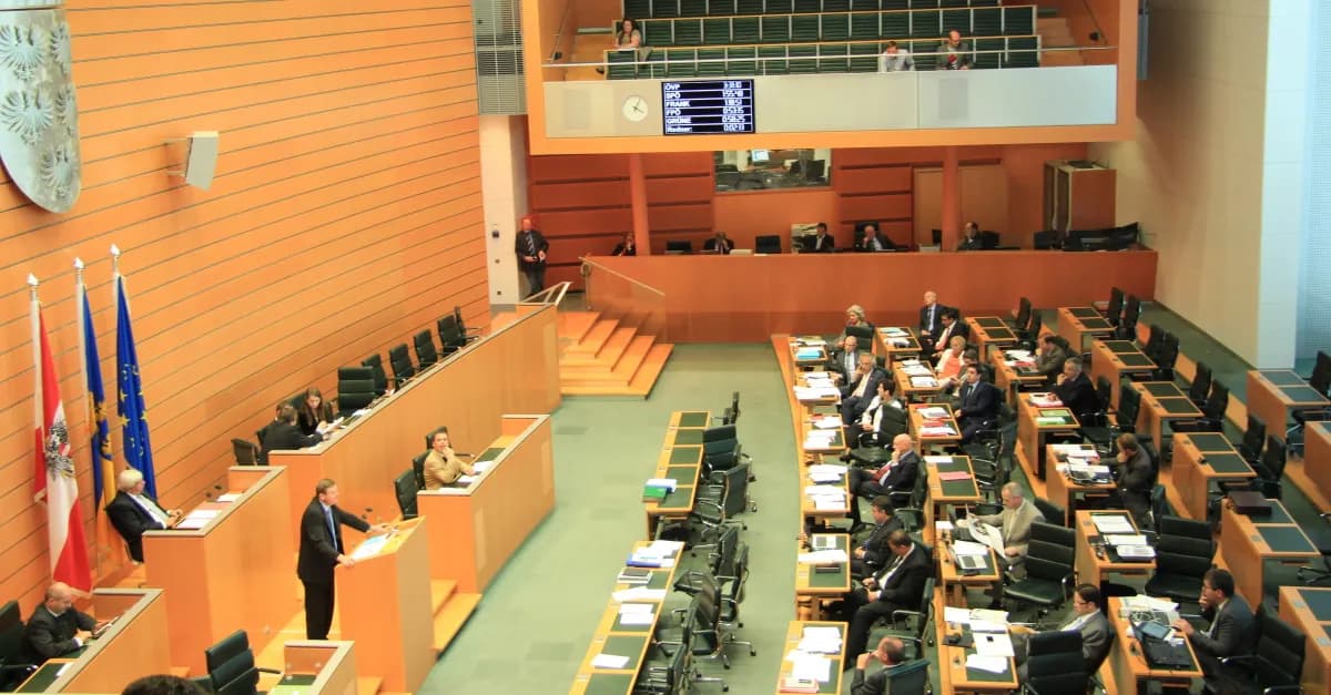 Klimaextremisten beschmieren Landtag in St. Pölten