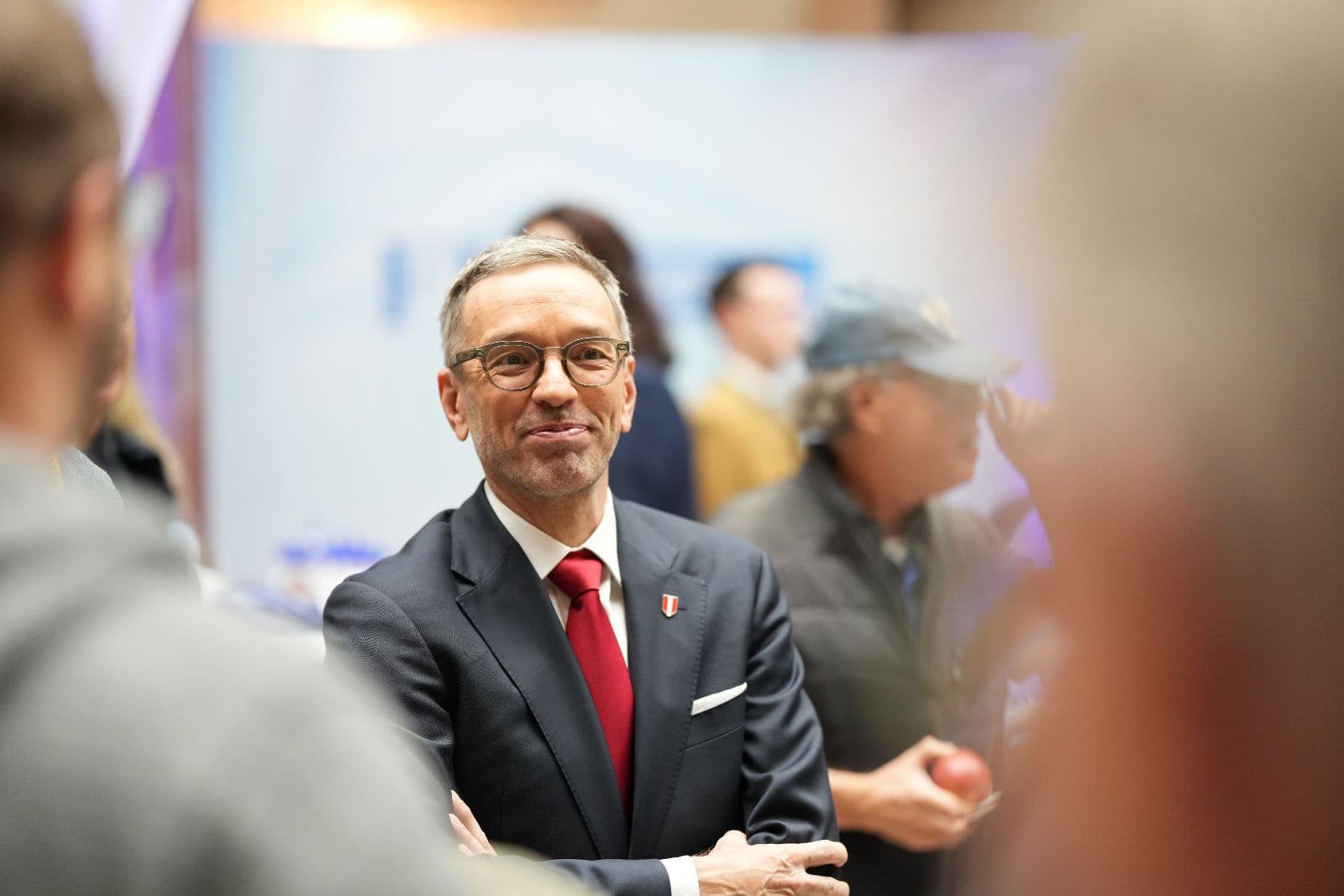 Umfrage zeigt: FPÖ bleibt auf Rekordhoch – SPÖ erholt sich leicht