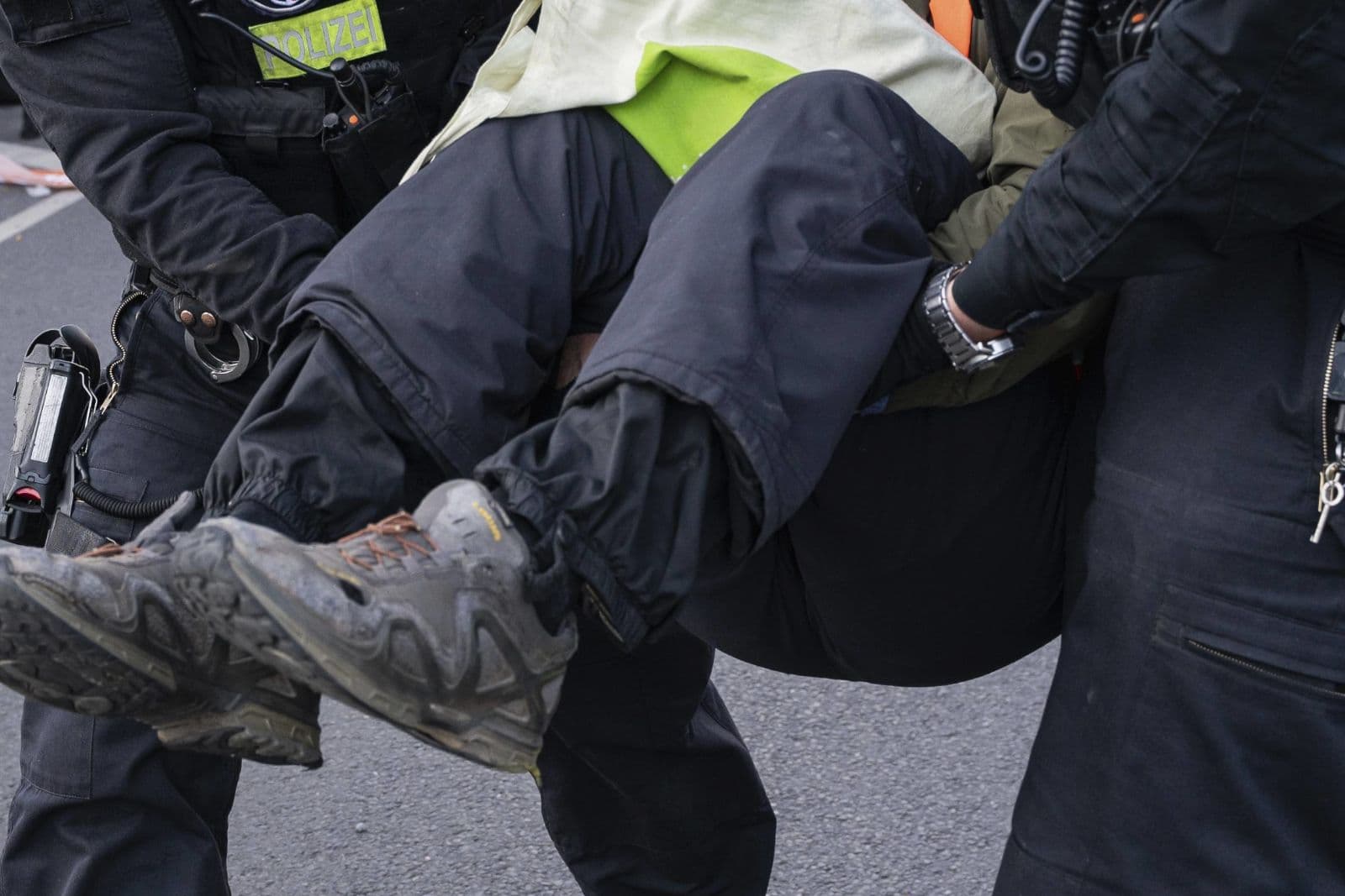 Gerichtsurteil stellt klar: Sitzblockade gegen AfD wird für die Demonstranten teuer