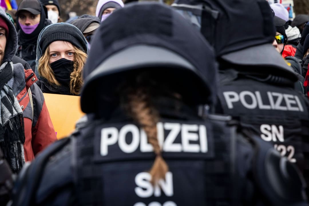 Riesa: Gegendemonstranten griffen AfD-Politiker an – versagte die Polizei?