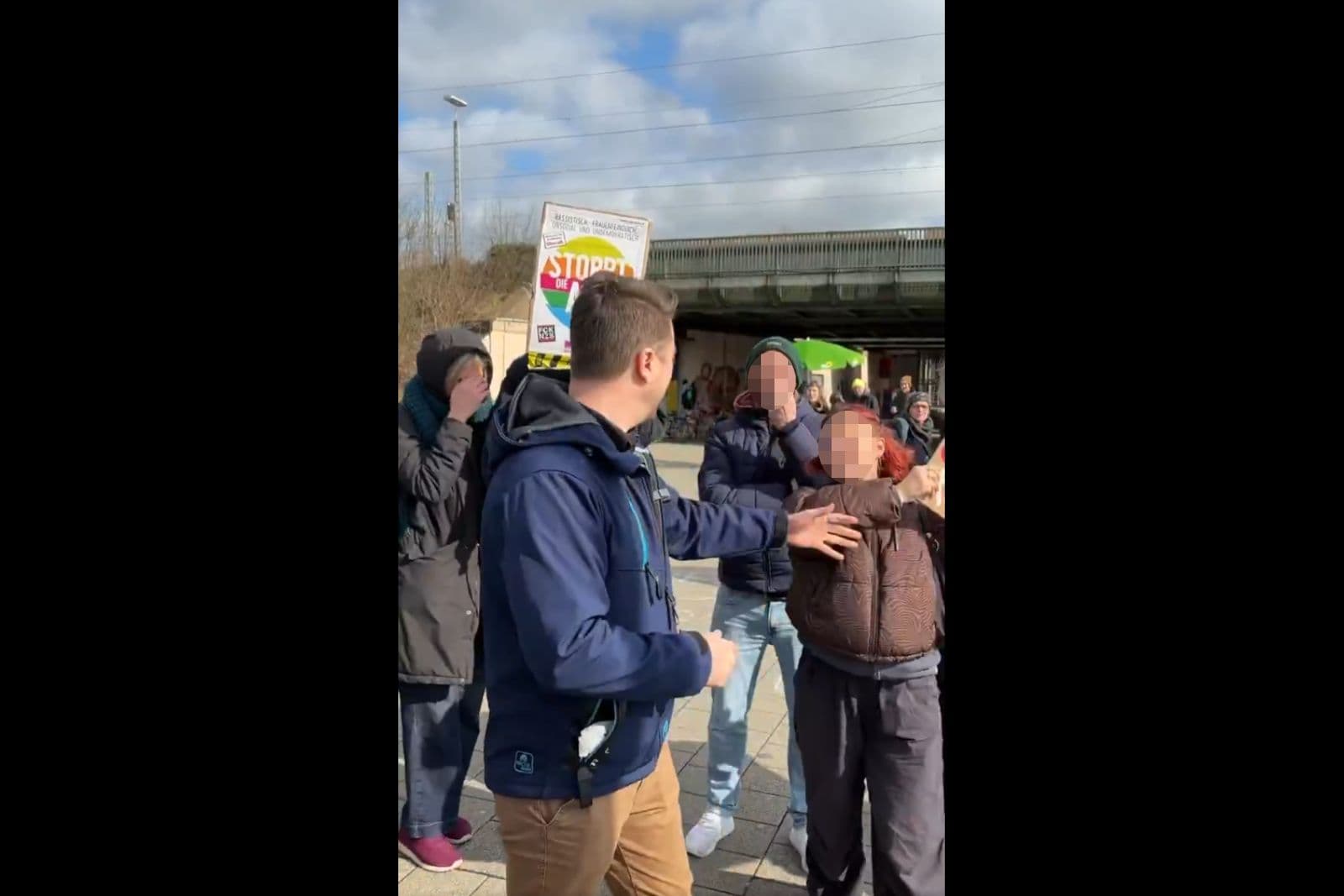 Video zeigt linke Gewalt gegen AfD-Infostand in Bremen