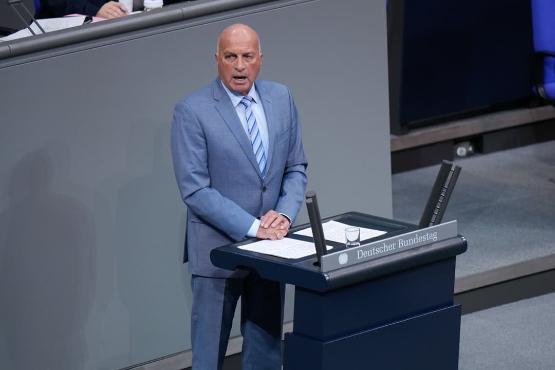 AfD-Politiker Lucassen fordert deutsche Atombombe und Wehrpflicht für Frauen