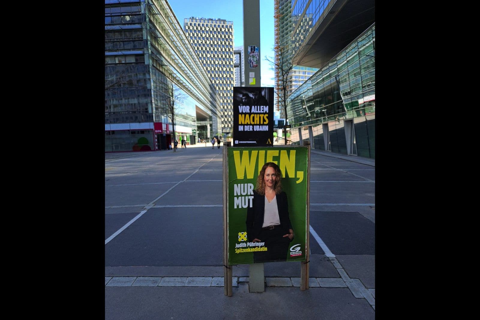Wien-Wahl: Identitäre kapern Plakate von Grünen und NEOS