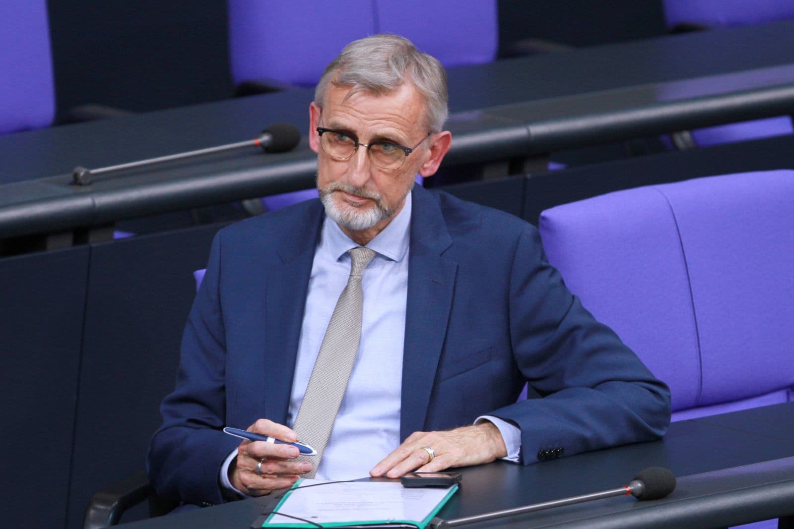 CDU-Innenminister Schuster solidarisiert sich erneut mit Antifa