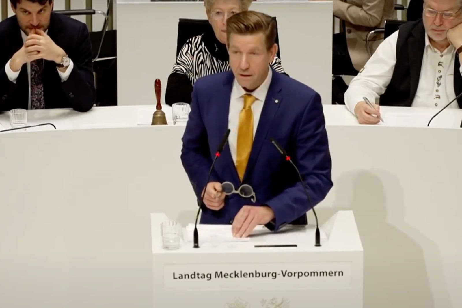 Mecklenburg-Vorpommern: Macht die Regierung heimlich Geschäfte mit einem SPD-Mann?