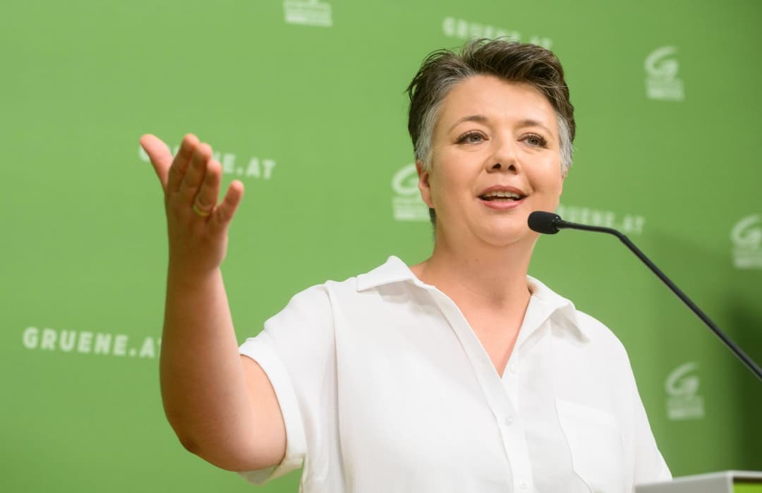 Klatsche für Voglauer: Grünen-Politikerin muss 5.000 Euro an Sellner zahlen