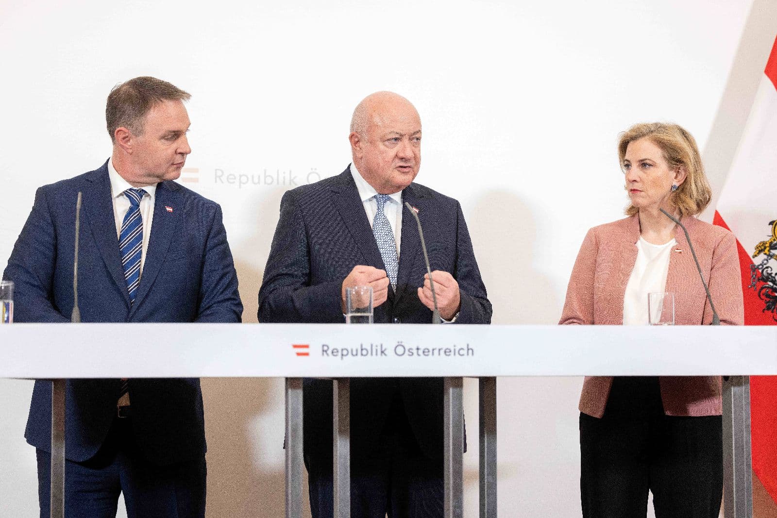 FPÖ führt in Umfrage: Dreierkoalition relativ unbeliebt