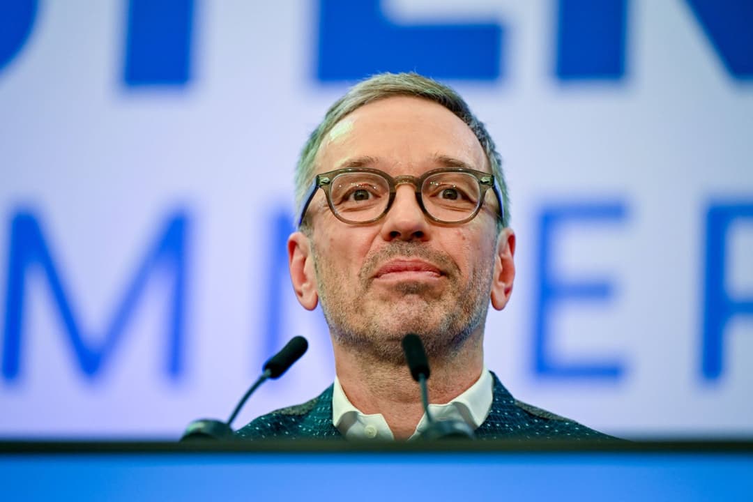 Umfrage: FPÖ führt klar in Sonntags- und Kanzlerfrage