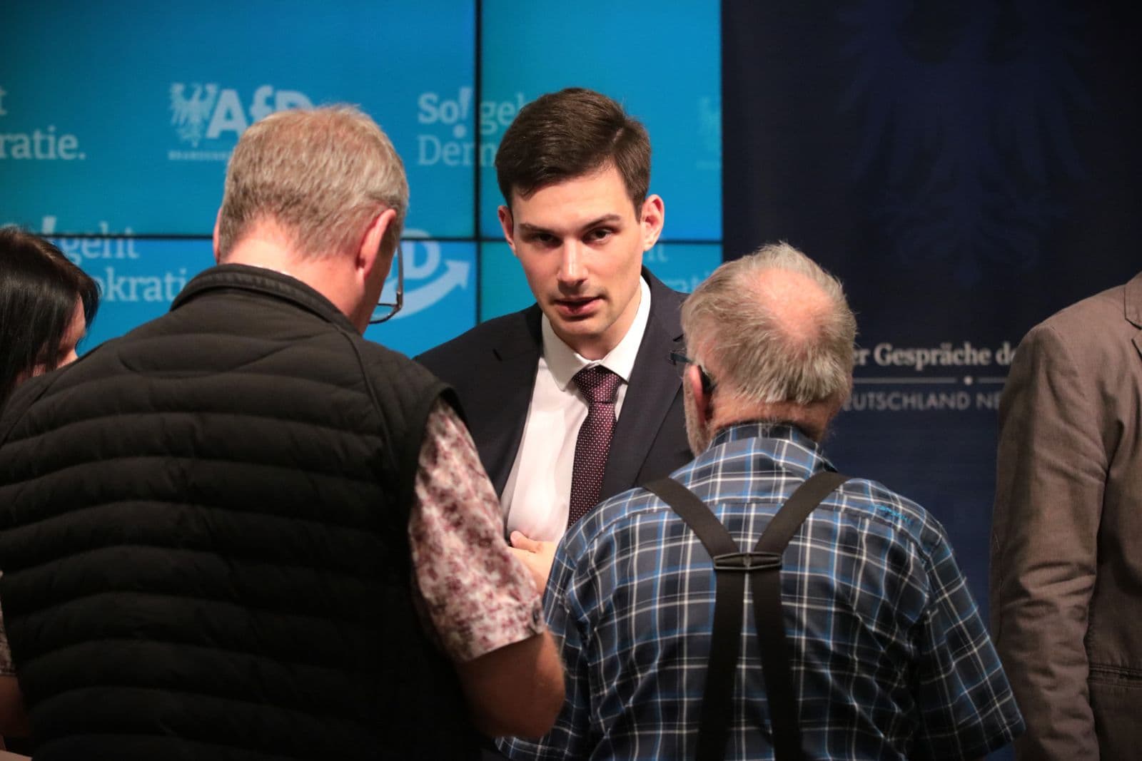 Zuhörer im direkten Gespräch mit Fomitschow. © AfD Brandenburg
