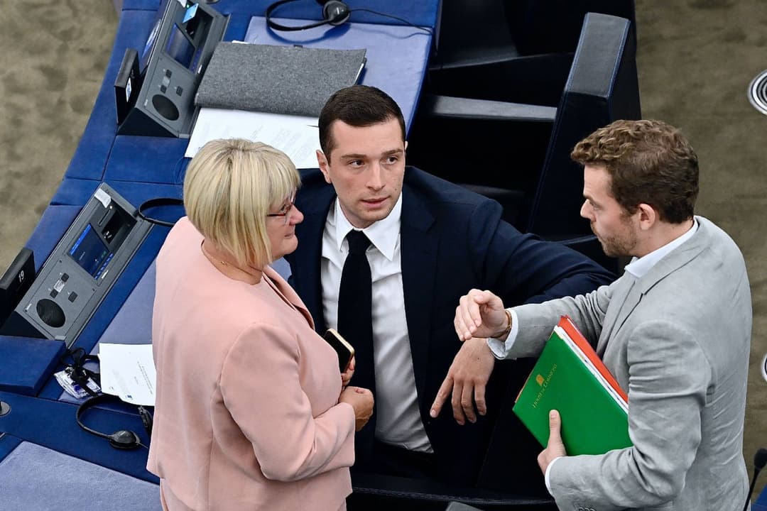 Rechtsfraktionen im Aufwind: PfE, ECR und ESN legen stark zu