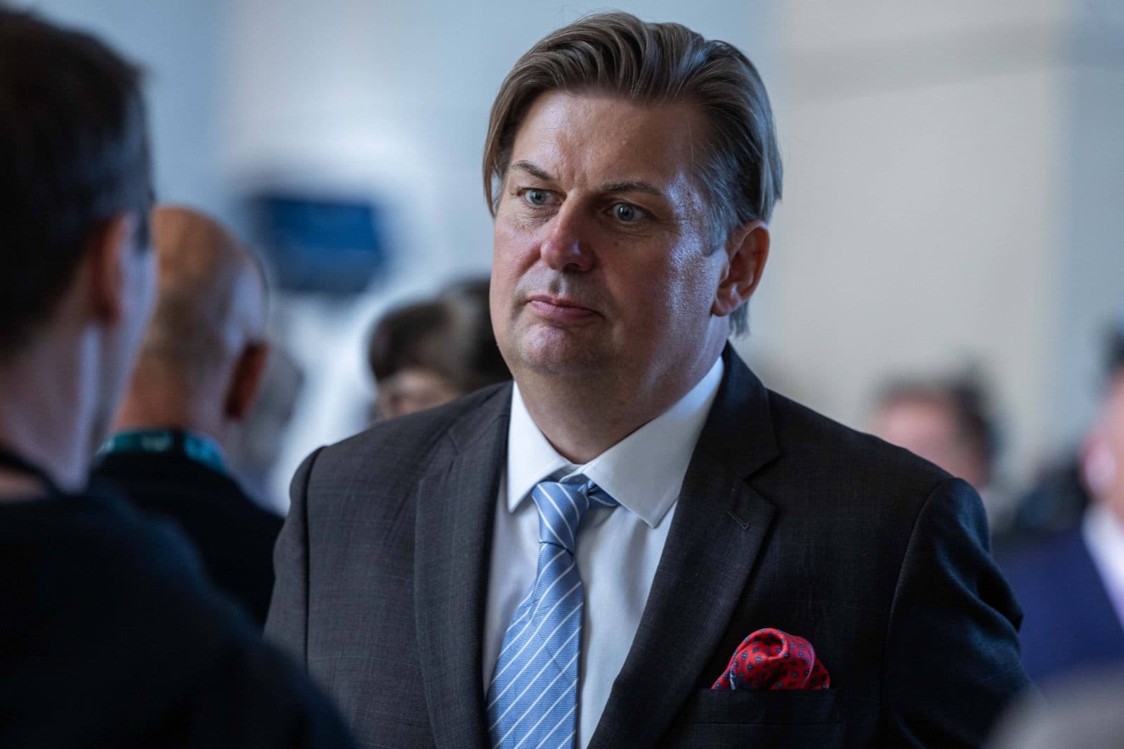 Paralleljustiz statt Staat? Krah will Migranten zu Ordnungshütern machen