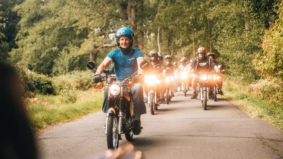 Beliebt beim Volk: Höcke begeistert Hunderte bei Simson-Tour