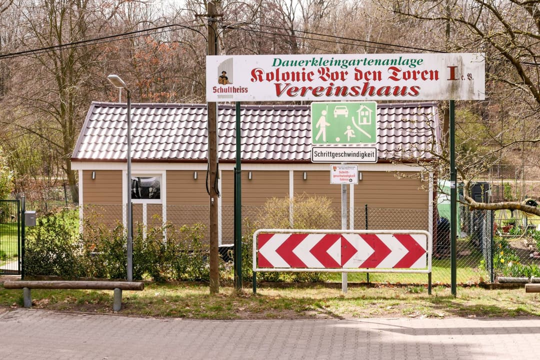 Berlin-Tegel: Vermüllung rund um Asylunterkunft belastet Kleingärtner weiterhin