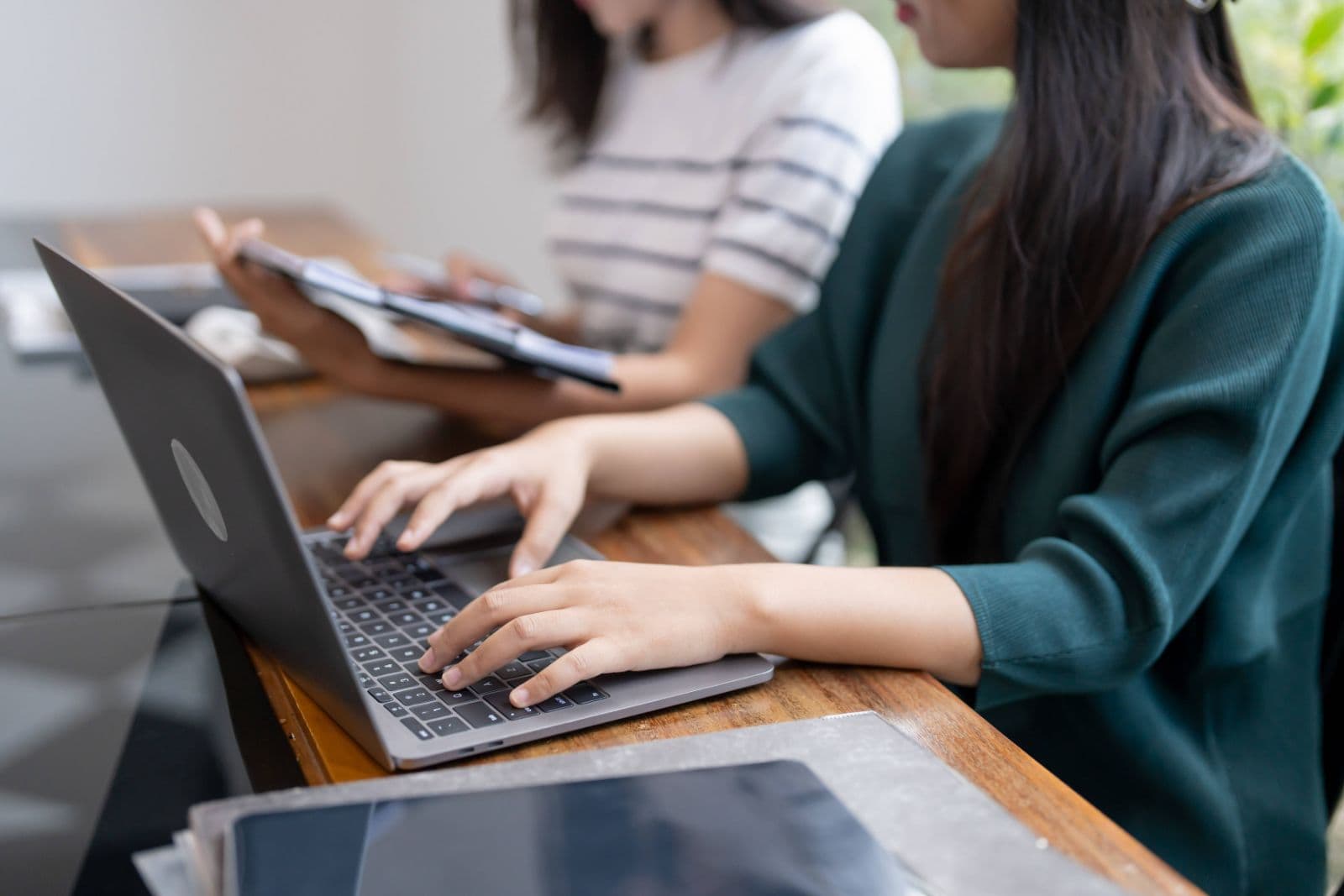 Amazon-Manager: KI als Ersatz für Nachwuchskräfte „eines der dümmsten Dinge“