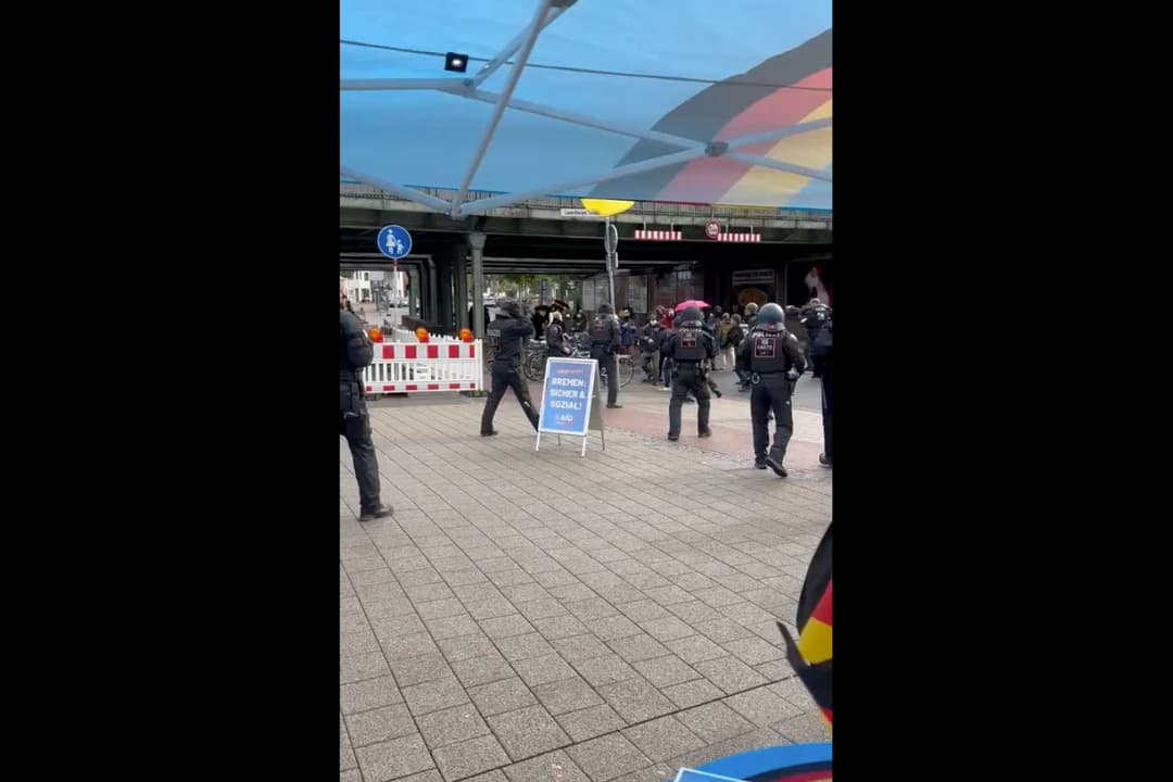 Bremen: Linksextremer Sturm auf AfD-Infostand – Polizei verhindert Schlimmeres