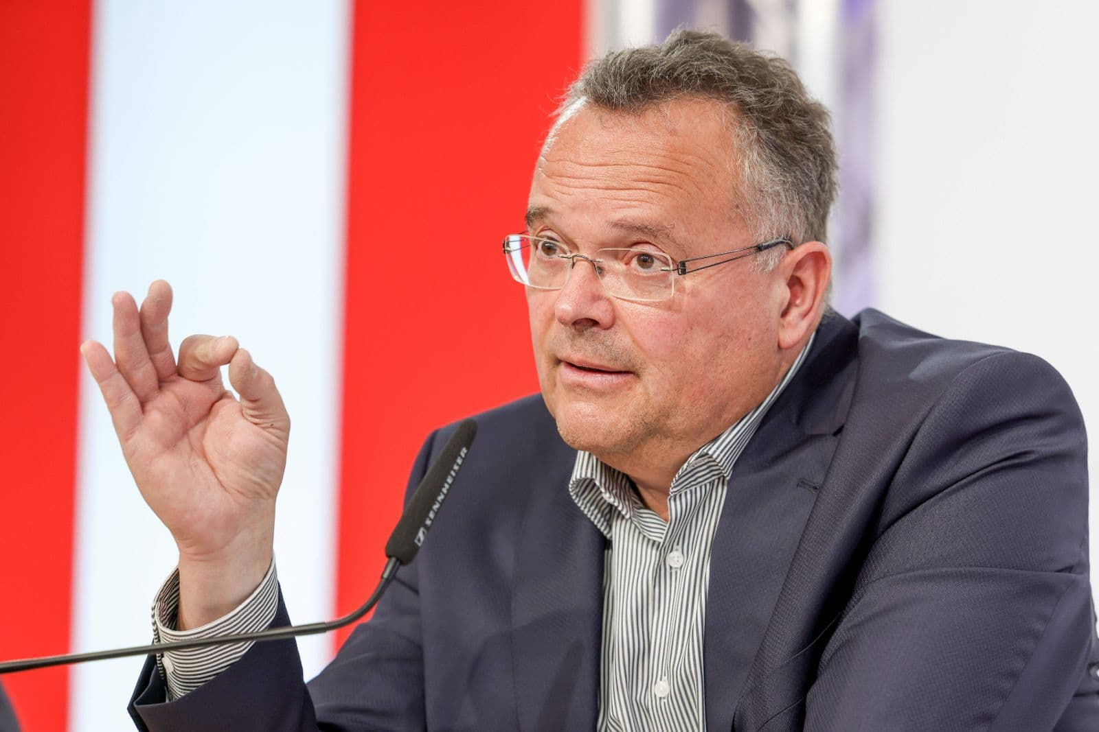 EU-Abgeordneter Hauser fordert Neubewertung der COVID-19-Impfpolitik