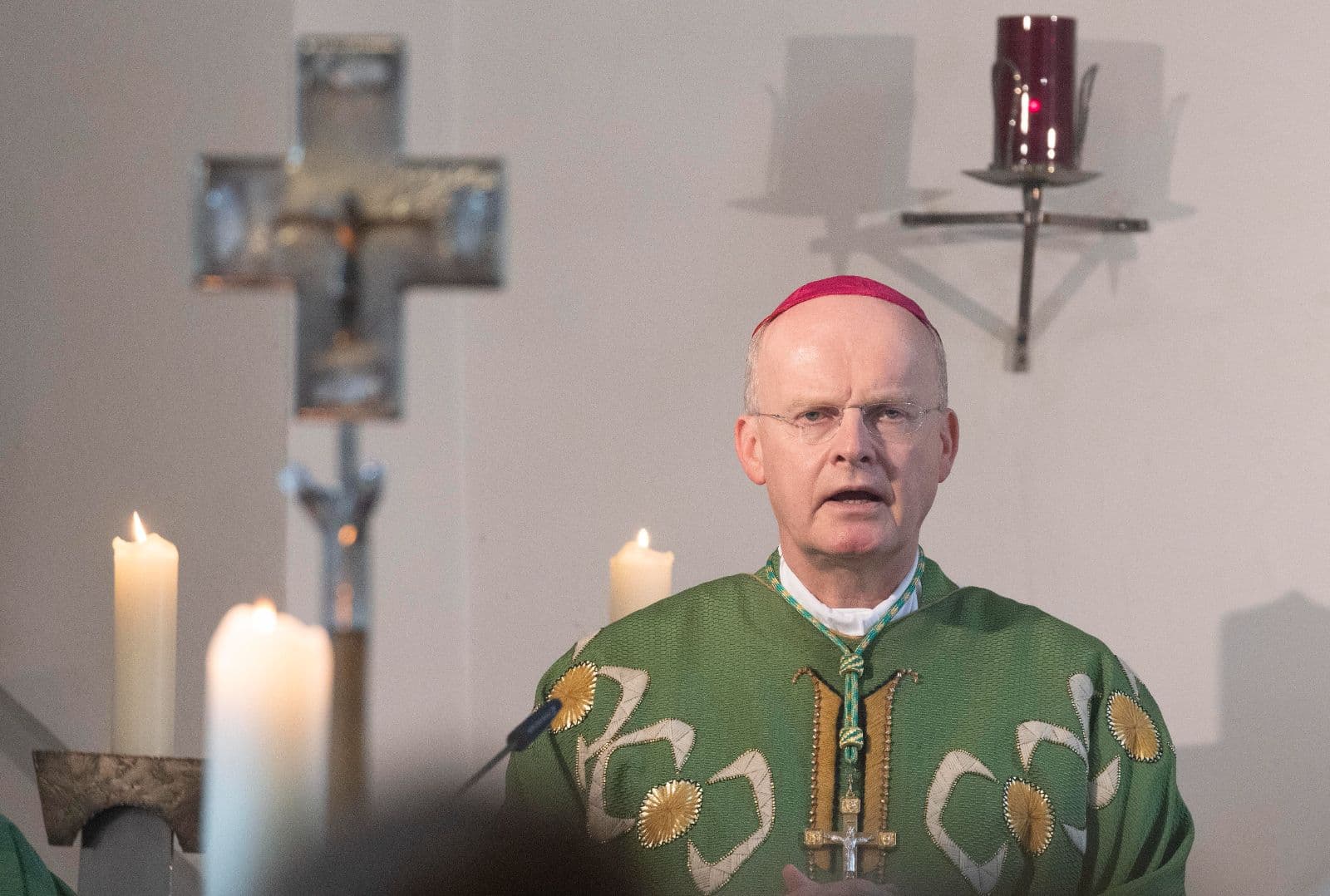 Essener Bischof: Pride-Fahne zeigt, „dass jeder Mensch von Gott gewollt ist“