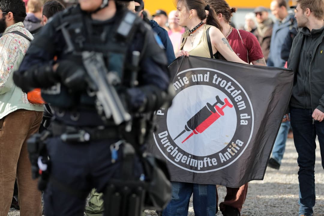 Schweiz: Geheimdienst überwachte Coronakritiker stärker als Antifa