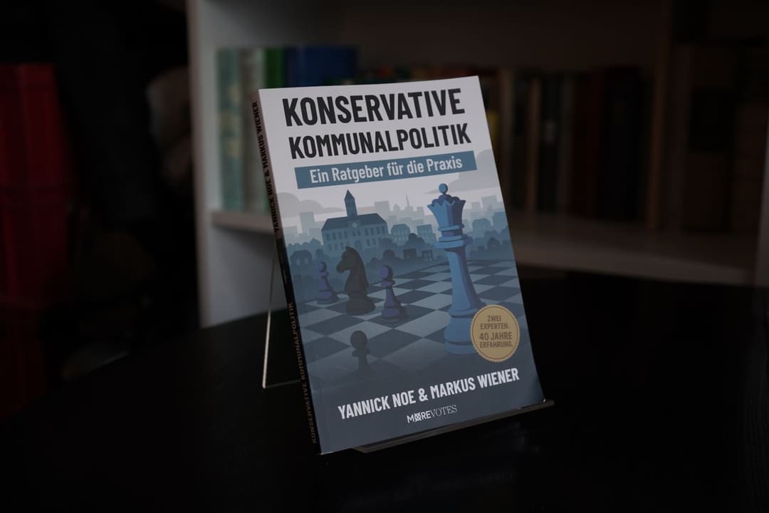 Zwischen Laternen und Leitbildern – „Konservative Kommunalpolitik“ von Yannick Noe