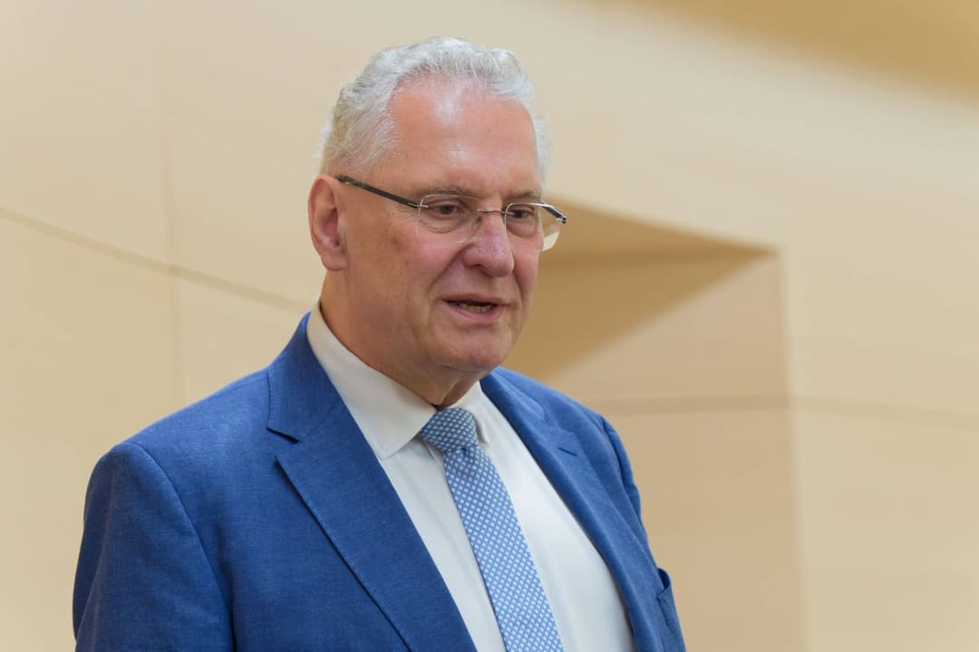  Bayern: Innenminister Herrmann verteidigt Migration und wirft  AfD „blinden Ausländerhass“ vor