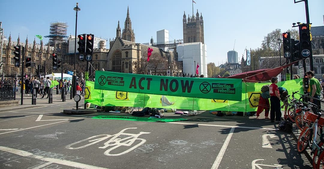 Verärgerte Pendler ziehen Extinction-Rebellion-Aktivist von U-Bahn
