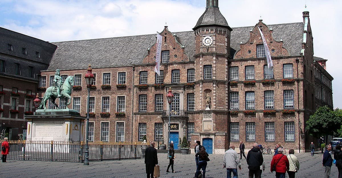 Düsseldorf beschließt Bau von LSBT-Denkmal am Rheinufer