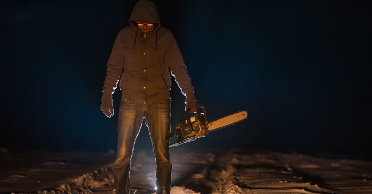 Mit Kettensäge und Messer: Mann versuchte Rivalen zu töten