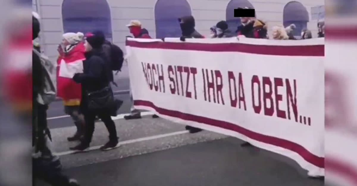 Strafbescheid nach Einstellung: Justiz-Posse um Demo-Banner