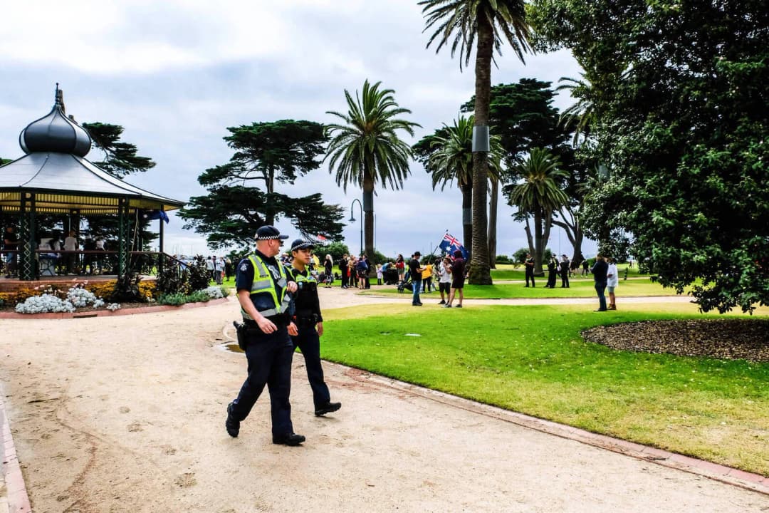 Genialer Trick? Polizisten outen sich als nicht-binär und bekommen mehr Geld
