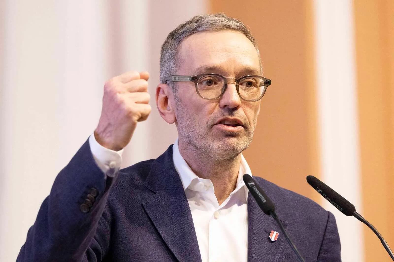 Wahlumfrage in Österreich: FPÖ bleibt stabil, ÖVP und SPÖ verlieren leicht