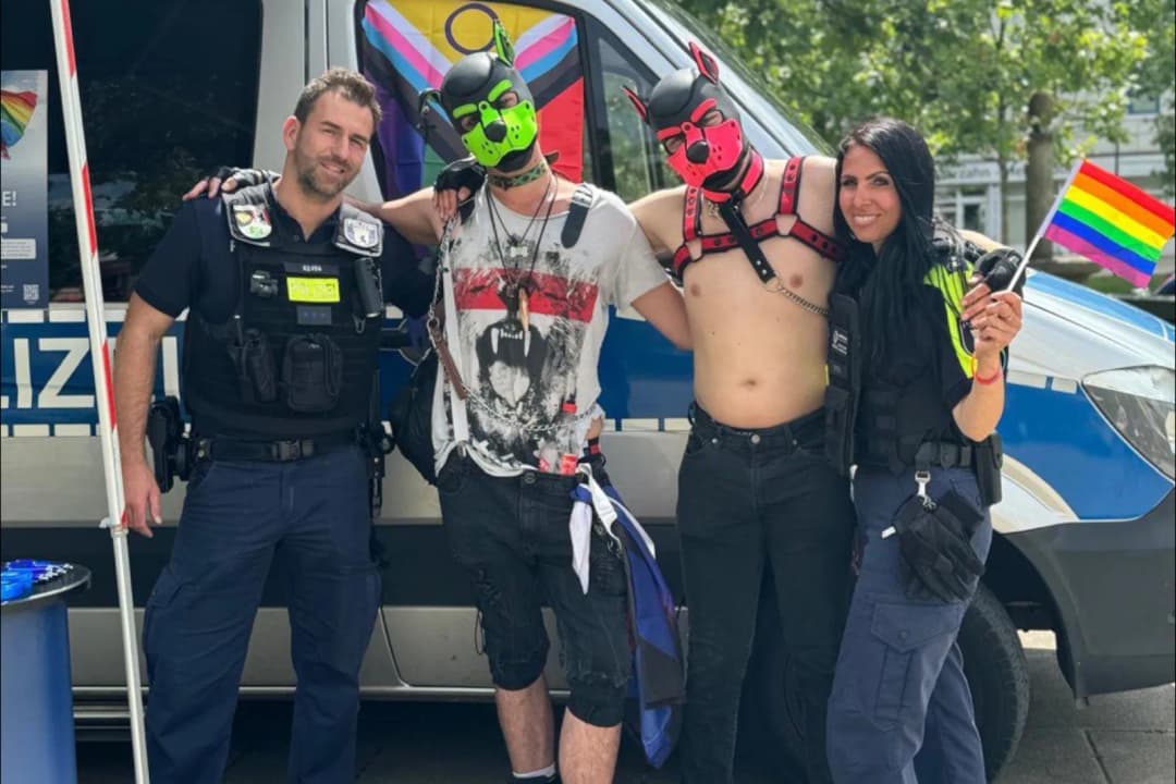 Berlin: Deutschlandfahne verboten, aber Polizei posiert vor Regenbogenfahne
