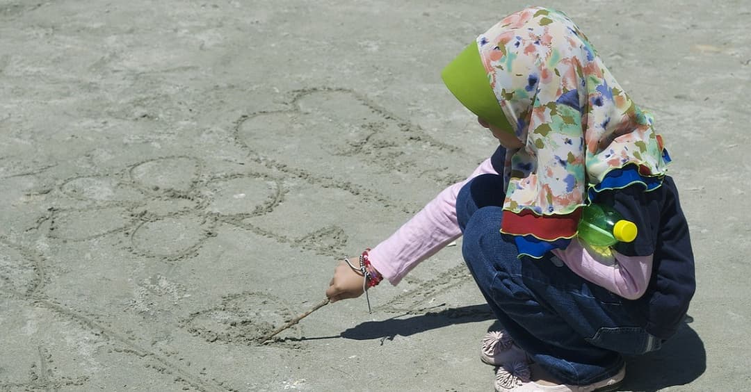 Caritas entschuldigt sich für Kind mit Kopftuch