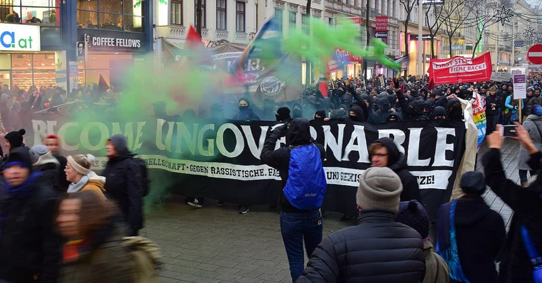 Leipzig: Farbbeutelanschlag auf Reisebus mit AfD-Demoteilnehmern