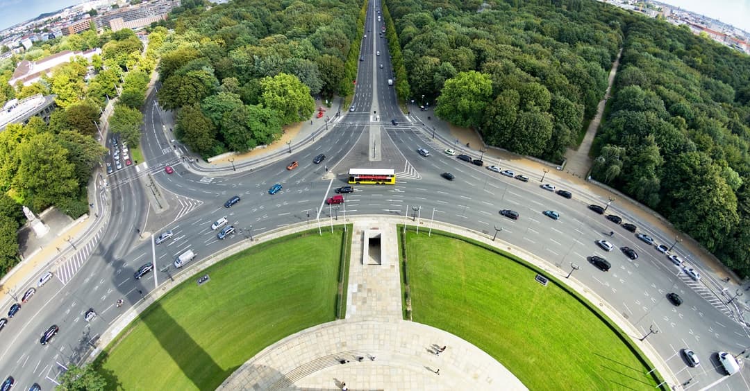 Berlin: Kontroverse um Greenpeace-Farbaktion in vielbefahrenem Kreisverkehr