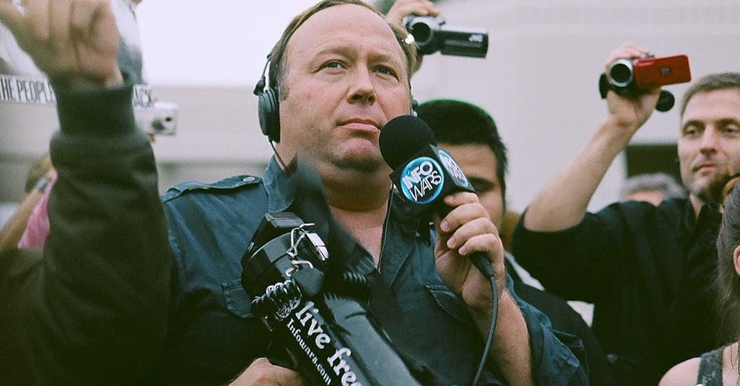 Facebook, Apple und YouTube verbannen Alex Jones und „Infowars“