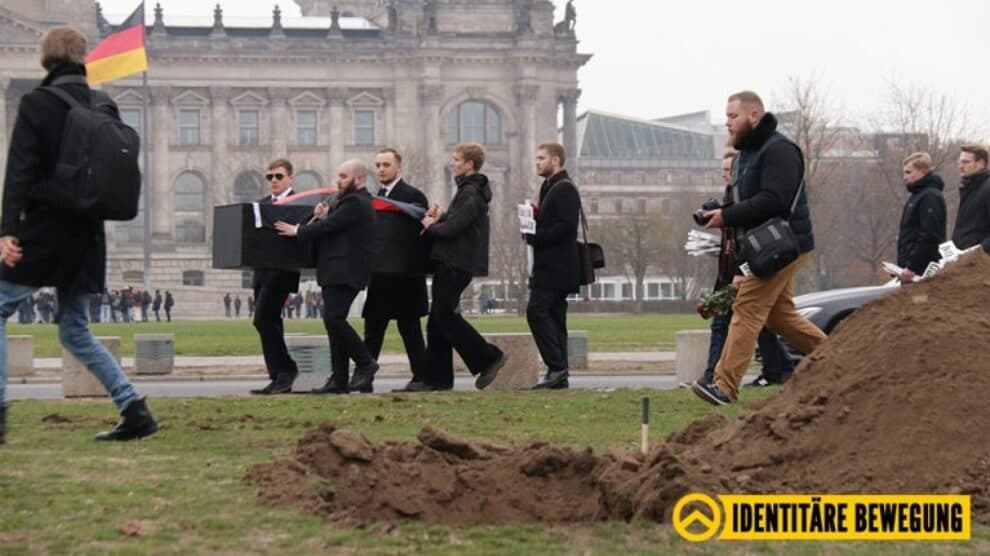 Identitäre Bewegung: Symbolische Beerdigung vor dem Bundestag