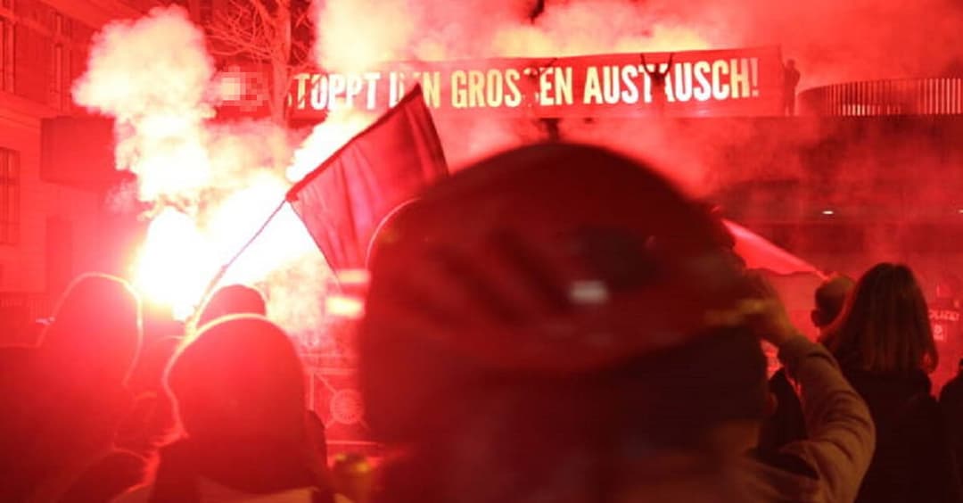 Bei Donnerstagsdemo: Identitäre hissen Banner gegen „großen Austausch“