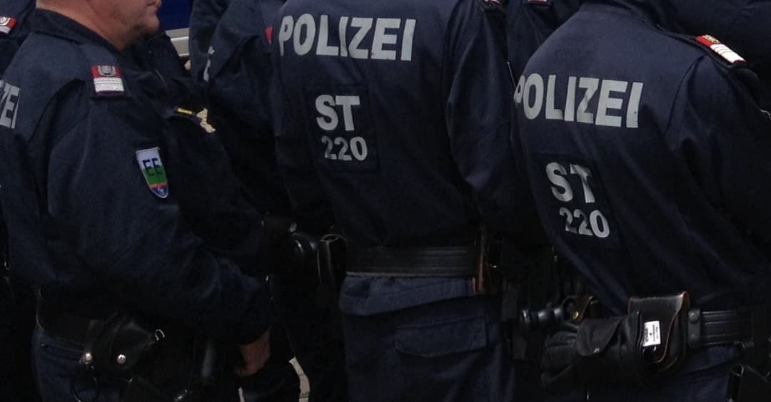 Nicht mit Veilchensträußen werfen geht nicht – Krieg gegen die Polizei